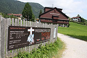 idyllisch gelegen: der 25,4 ha große Thiersee in Tirol mit dem Passionstheater am Seeufer